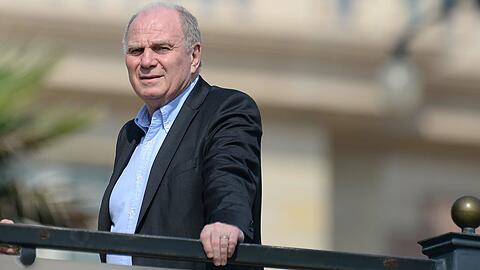 Uli Hoeneß am Dienstag im Bayern-Trainingslager in Doha.