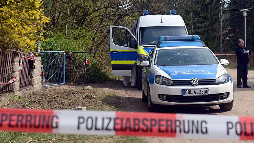 Polizisten sperren in Borkheide die Straße ab. Ein Jugendlicher soll seine Mutter getötet haben.
