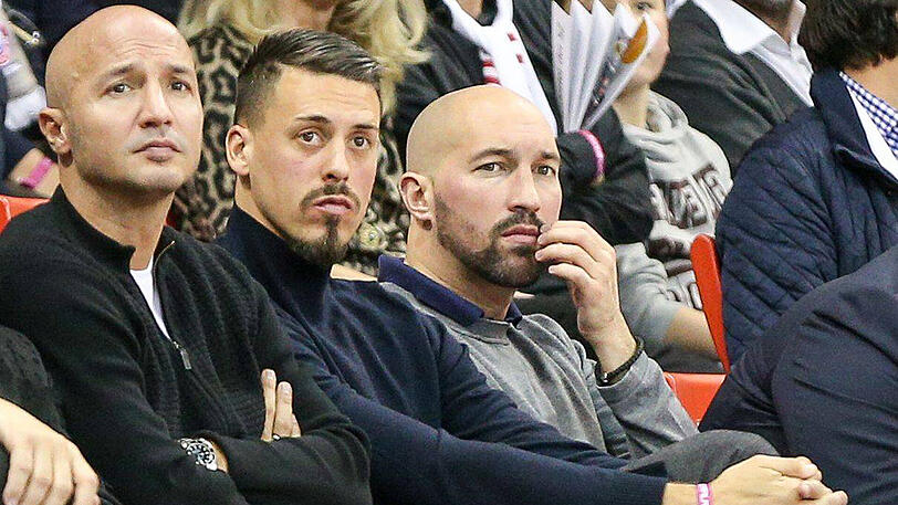 Rein zufällig? Sandro Wagner (Mitte) sieht sich am Mittwochabend das Heimspiel der Bayern-Basketballer gegen Galatasaray Istanbul an.