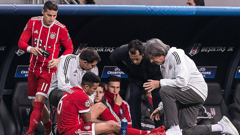 Der Schreckmoment: Thiago lässt sich am Spielfeldrand behandeln, rechts Teamarzt Hans-Wilhelm Müller-Wohlfahrt, daneben Sportdirektor Hasan Salihamidzic. Ganz links macht sich James Rodríguez für seine Einwechslung bereit.