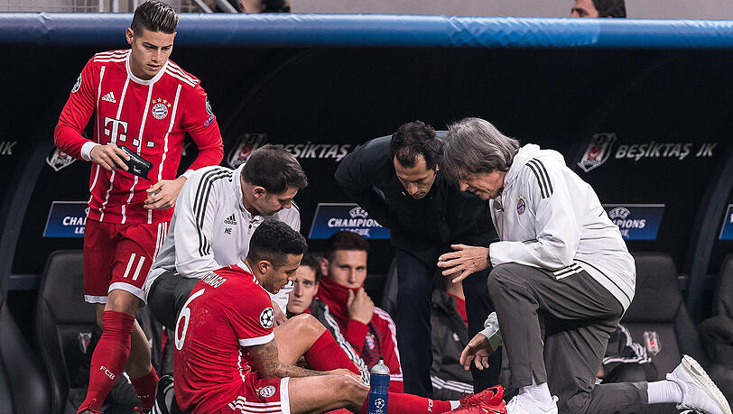 Der Schreckmoment: Thiago lässt sich am Spielfeldrand behandeln, rechts Teamarzt Hans-Wilhelm Müller-Wohlfahrt, daneben Sportdirektor Hasan Salihamidzic. Ganz links macht sich James Rodríguez für seine Einwechslung bereit. Der Schreckmoment: Thiago lässt sich am Spielfeldrand behandeln, rechts Teamarzt Hans-Wilhelm Müller-Wohlfahrt, daneben Sportdirektor Hasan Salihamidzic. Ganz links macht sich James Rodríguez für seine Einwechslung bereit.