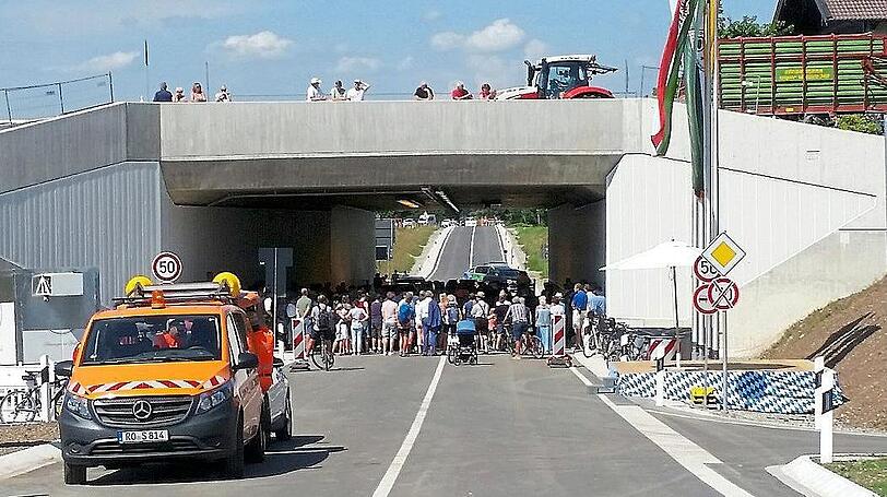 Warngauer besichtigen den Tunnel, bevor der Verkehr rollt.