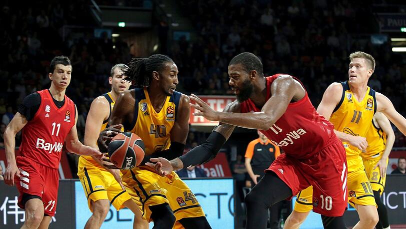 Bayerns Greg Monroe versucht, Jeremy Evans den Ball abzunehmen.