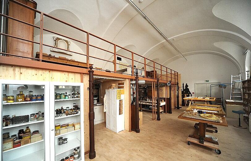 48 Mitarbeiter werkeln jetzt in den neuen Restaurationswerkstätten in Schloss Nymphenburg. Die alten Stallungen wurden für drei Millionen Euro umgebaut.