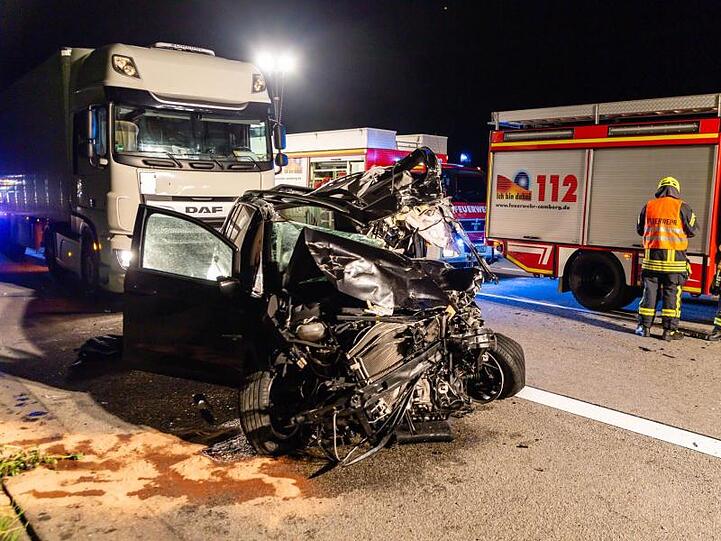 Ein schwer beschädigtes Auto steht nach einem Unfall mit einem Lastwagen auf der A3. Foto: Dennis Altenhofen/Wiesbaden112.de