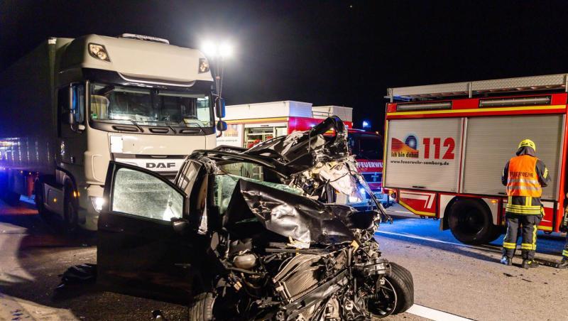 Ein schwer beschädigtes Auto steht nach einem Unfall mit einem Lastwagen auf der A3. Foto: Dennis Altenhofen/Wiesbaden112.de Ein schwer beschädigtes Auto steht nach einem Unfall mit einem Lastwagen auf der A3. Foto: Dennis Altenhofen/Wiesbaden112.de