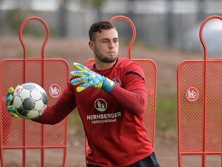 Torwart Benedikt Willert fängt den Ball. Foto: Timm Schamberger/dpa/Archivbild