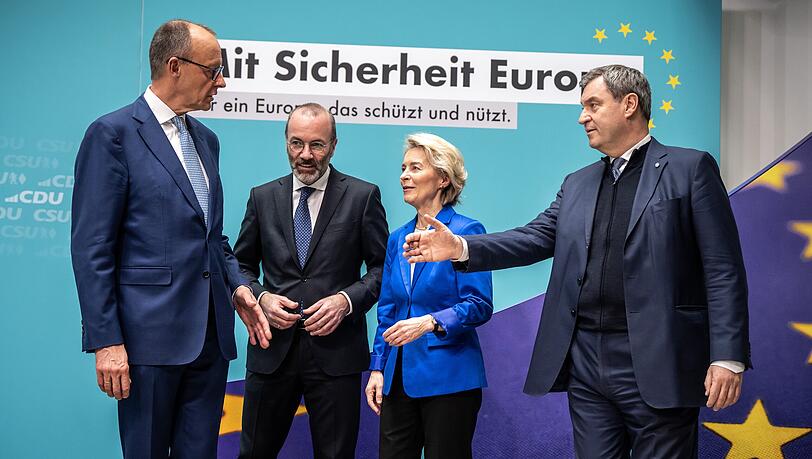 Ursula von der Leyen (2.v.r), Friedrich Merz (l), Manfred Weber (2.v.l), Markus Söder (r)