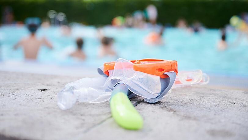 Wer Hinweise zu dem Vorfall im Wärmebecken des Sommerbads Gauting (1. August, etwa 16 Uhr) geben kann, die zur Identifizierung des Tatverdächtigen führen könnten, wenden sich bitte unter Telefon 08141-612-0 an die Kriminalpolizei Fürstenfeldbruck. (Symbolbild)