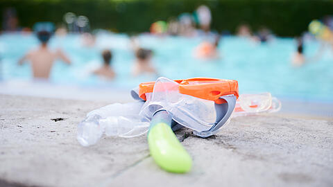 Wer Hinweise zu dem Vorfall im Wärmebecken des Sommerbads Gauting (1. August, etwa 16 Uhr) geben kann, die zur Identifizierung des Tatverdächtigen führen könnten, wenden sich bitte unter Telefon 08141-612-0 an die Kriminalpolizei Fürstenfeldbruck. (Symbolbild)