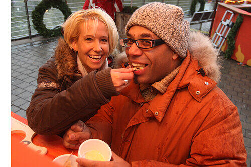 Finden das Käse-Fondue von Oliver Rüttimann &bdquo;absolut lecker&ldquo;: Sabrina (26) und Karl (46) aus Osnabrück.