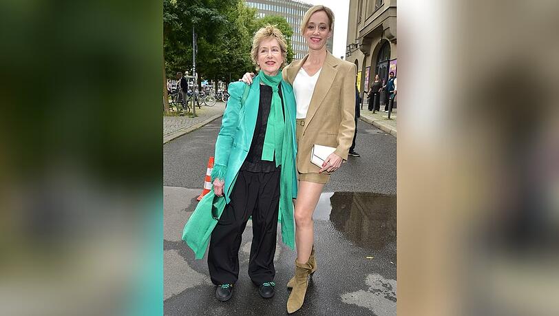 Beatrice (l.) und Judith Richter vor einer Theaterpremiere am Sonntag in Berlin.