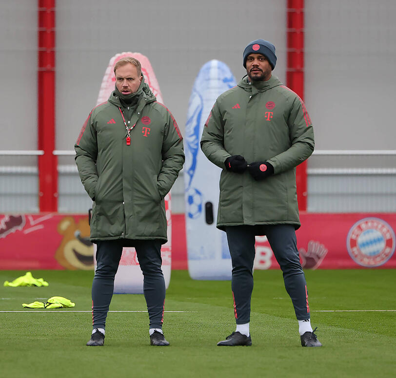 Kompany-Assistent Aaron Danks (l.).