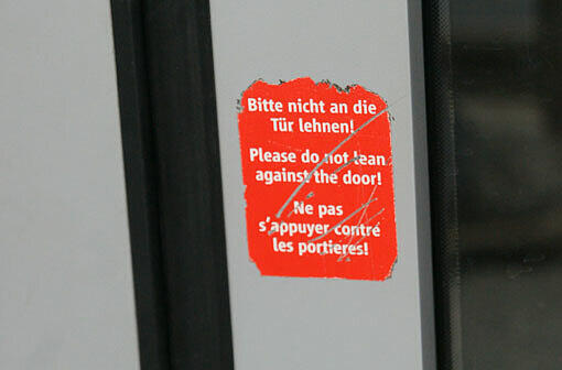 "Nicht an die Türe lehnen" - diese Warnung klebt an jeder U-Bahn-Tür.
