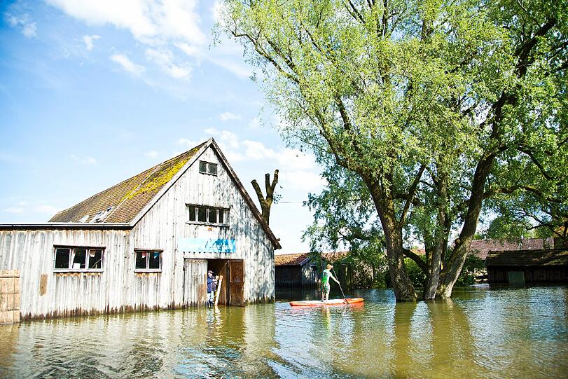 Fanatic-Teamfahrer Fabian Weber erkundet das Hochwasser in Diessen am Ammersee per Stand Up Paddeling