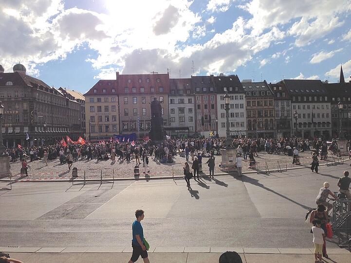 Tausende Demonstranten vor der Residenz!