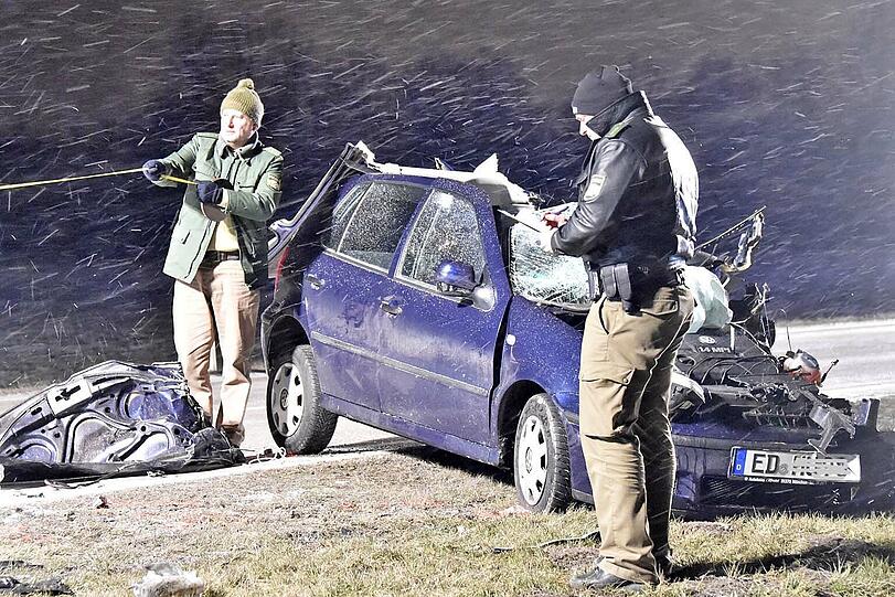 Bei dem schweren Unfall auf der Flugafenzufahrt kam eine 18-jährige Frau ums Leben.