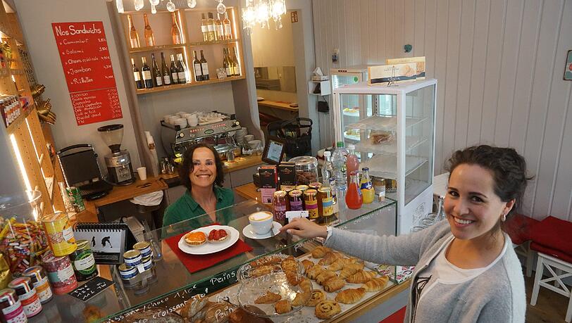 Véronique Brembilla (l.) in ihrem feinen „Le petit Paris“-Café in der
Frauenstraße. Véronique Brembilla (l.) in ihrem feinen „Le petit Paris“-Café in der
Frauenstraße.