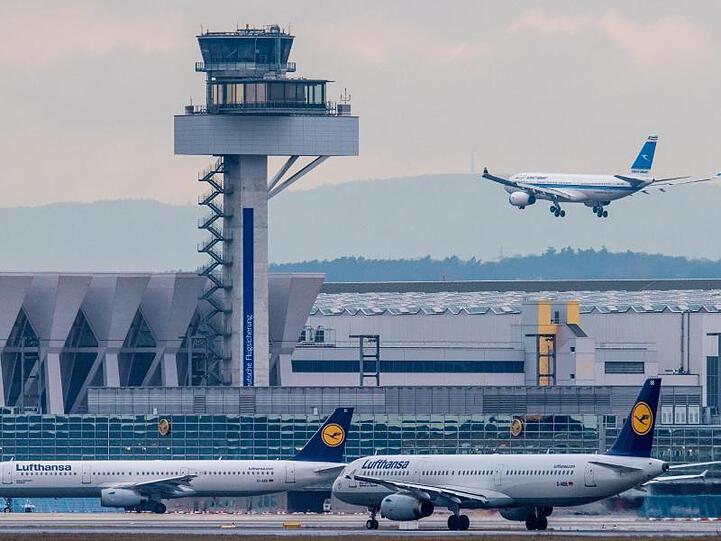 Neben dem Tower des Flughafens von Frankfurt am Main kommt eine Maschine an. Die Passagierzahlen bewegten sich nur langsam aus dem Corona-Tief.