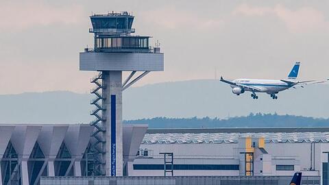 Neben dem Tower des Flughafens von Frankfurt am Main kommt eine Maschine an. Die Passagierzahlen bewegten sich nur langsam aus dem Corona-Tief.