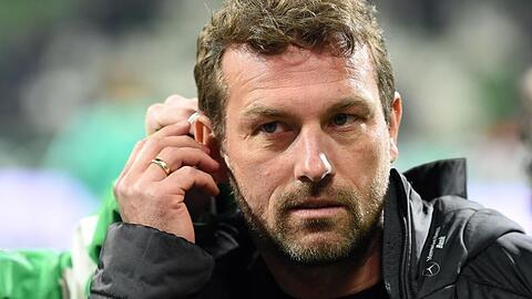 Noch im Amt: Stuttgarts Trainer Markus Weinzierl bei einem Interview nach dem Spiel gegen Werder Bremen.