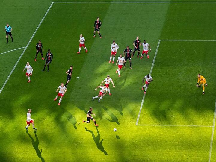 Die Bundesliga steht vor reichlich Problemen rund um den 30. Juni, dem Tag des bislang vereinbarten Endes der Spielzeit.
