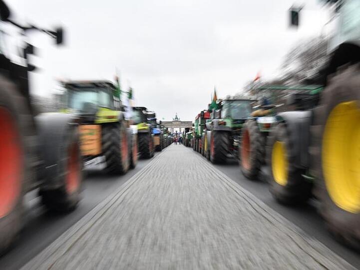Traktoren stehen in Berlin bei der Demonstration für eine Agrarwende vor dem Brandenburger Tor.