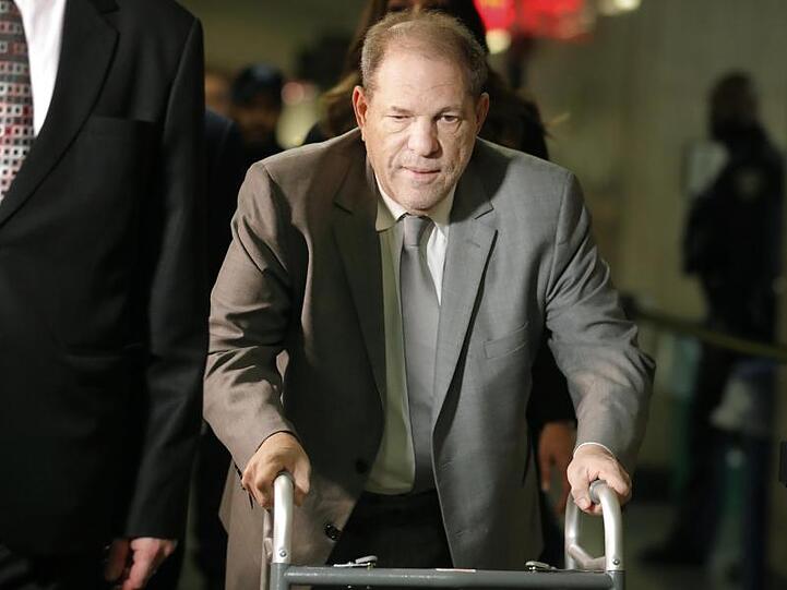 Harvey Weinstein auf dem Weg ins Gericht.