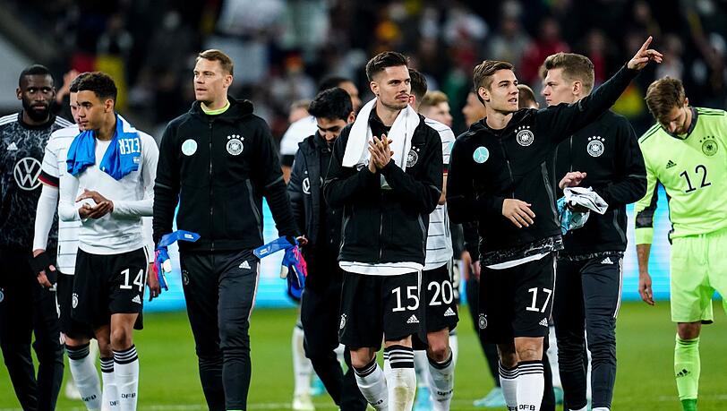 Die deutschen Nationalspieler feiern den Sieg mit den Zuschauern.