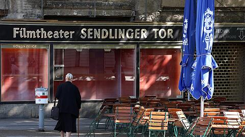 Eine Münchner Institution ist verschwunden: Das Kino am Sendlinger Tor hat schon seit einer Weile geschlossen. Früher haben über dem Eingang große gemalte Filmplakate
gehangen und Lust auf den nächsten Kinobesuch gemacht.