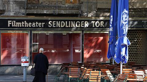 Eine Münchner Institution ist verschwunden: Das Kino am Sendlinger Tor hat schon seit einer Weile geschlossen. Früher haben über dem Eingang große gemalte Filmplakate
gehangen und Lust auf den nächsten Kinobesuch gemacht.
