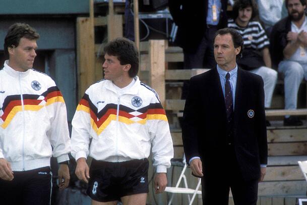 Erfolge schweißen zusammen: Osieck (v. l.), Matthäus und der damalige Bundestrainer Franz Beckenbauer. Erfolge schweißen zusammen: Osieck (v. l.), Matthäus und der damalige Bundestrainer Franz Beckenbauer.