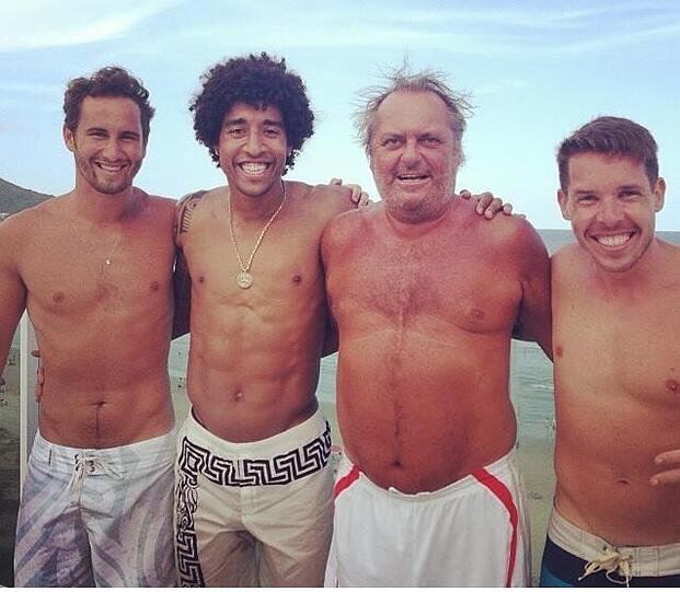 Weihnachtsferien in Badehose: Dante zusammen mit Freunden am Strand.