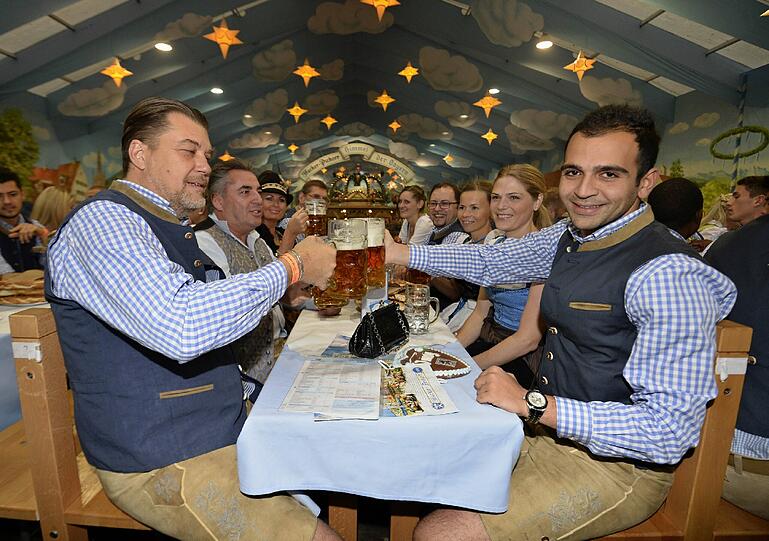 Ein Prosit der Gemütlichkeit: Gerhard Mayrhofer und Noor Basha dürfen am Dienstag wieder zusammen anstoßen. (Archivbild von 2013)