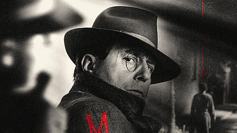 Stilecht mit Monokel: Heino Ferch als Regisseur Fritz Lang.