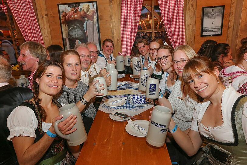 17 Zwillingspaare trafen sich im Zelt "Tradition" auf der Oide Wiesn