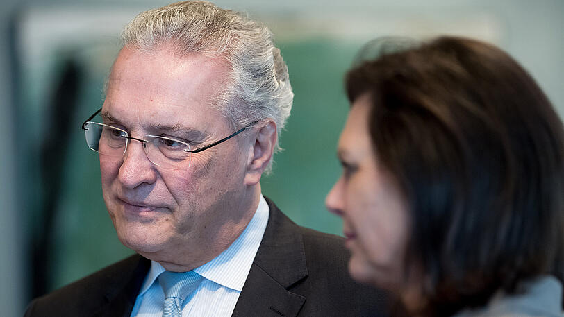 Der bayerische Innenminister Joachim Herrmann (CSU) und die bayerische Wirtschaftsministerin Ilse Aigner (CSU) kommen am 28.11.2017 in München (Bayern) in der Bayerischen Staatskanzlei zu einer Kabinettssitzung.