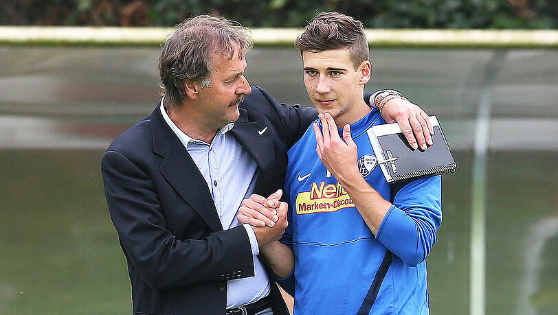 Einst gemeinsam beim VfL Bochum: Trainer Peter Neururer und Leon Goretzka. Einst gemeinsam beim VfL Bochum: Trainer Peter Neururer und Leon Goretzka.