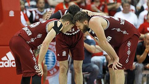 Müssen nun auswärts gewinnen: Die Bayern (l.) Stefan Jovic, Vladimir Lucic und Danilo Barthel.