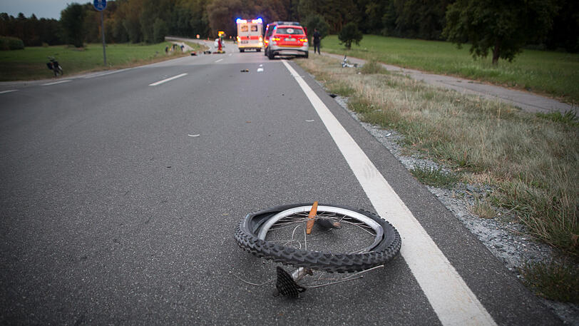 Die Windschutzscheibe des Autos ist kaputt, das Fahrrad des Zwölfjährigen komplett zerstört. Die Bilder vom Unfallort.