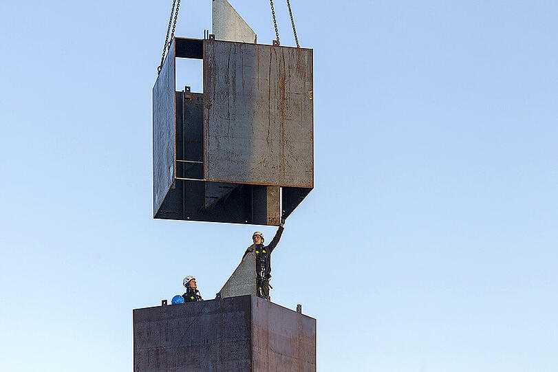 Die Skulptur besteht aus 13 stählernen Kuben, die jeweils um 90° gedreht übereinander positioniert sind.