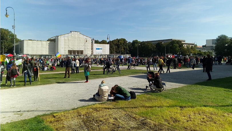 Am Königsplatz sammeln sich erste Demonstranten.