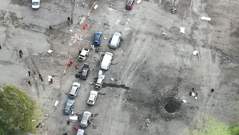 Der Krater des Raketenangriffs neben dem zivilen Autokonvoi in Saporischschja.