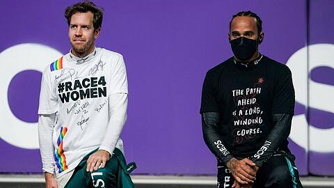 Mercedes-Fahrer Lewis Hamilton (r.) schätzt seinen Aston-Martin-Kollegen Sebastian Vettel sehr, gerade auch für seine Unterstützung bei gesellschaftlichen Botschaften.