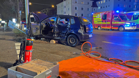 An beiden am Unfall beteiligten Autos entstand Totalschaden.