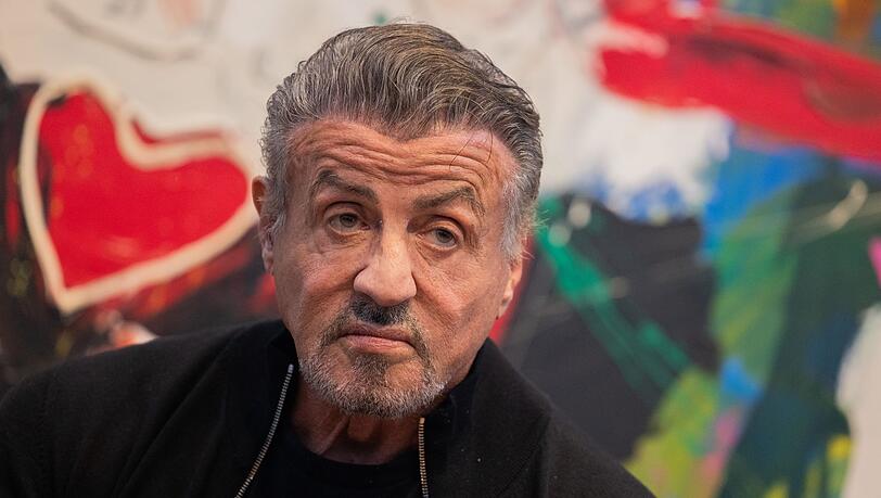 Sylvester Stallone ist nicht nur als Schauspieler, sondern auch als Regisseur erfolgreich. Sylvester Stallone ist nicht nur als Schauspieler, sondern auch als Regisseur erfolgreich.