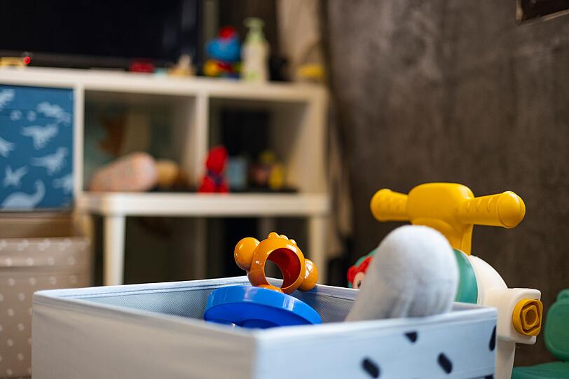 Wichtigste Voraussetzung, um Kinder miteinzubeziehen: Alles hat seinen festen Platz, vor allem im Kinderzimmer. Wenn Kinder wissen, wo Bücher, Puppen, Dinos, Lego und Stifte hingehören, dann können sie sie auch selbst aufräumen. Struktur ist daher alles! Wie diese konkret aussehen kann, zeigt zum Beispiel @finde_einen_weg_zur_ordnung auf Instagram. Wichtigste Voraussetzung, um Kinder miteinzubeziehen: Alles hat seinen festen Platz, vor allem im Kinderzimmer. Wenn Kinder wissen, wo Bücher, Puppen, Dinos, Lego und Stifte hingehören, dann können sie sie auch selbst aufräumen. Struktur ist daher alles! Wie diese konkret aussehen kann, zeigt zum Beispiel @finde_einen_weg_zur_ordnung auf Instagram.