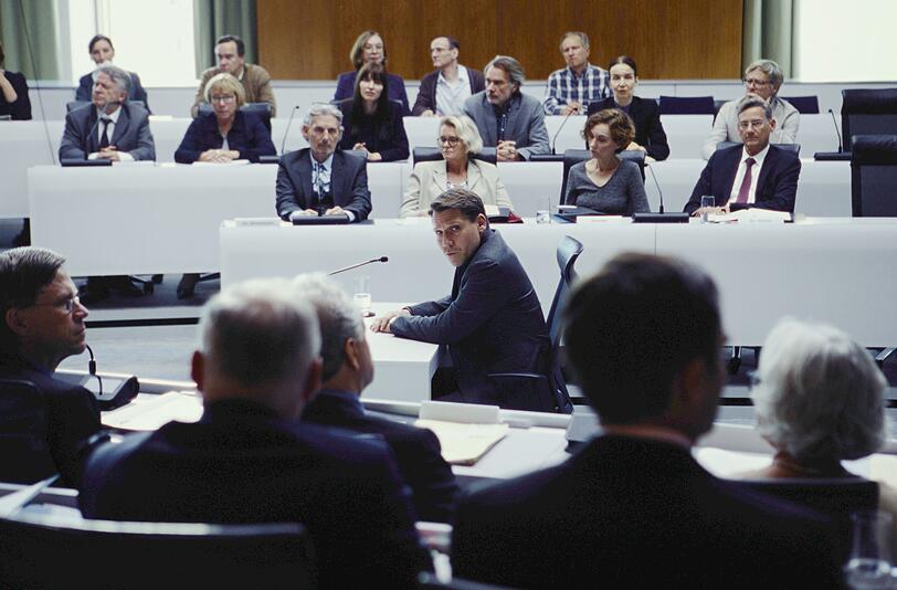 Karsten Heyse (Hanno Koffler) vom BKA war Frank Laudins Gegenspieler im Vorfeld der Ermittlungen gegen Anis Amri. Beim Untersuchungsausschuss zum Fall kommt es zum Eklat. Karsten Heyse (Hanno Koffler) vom BKA war Frank Laudins Gegenspieler im Vorfeld der Ermittlungen gegen Anis Amri. Beim Untersuchungsausschuss zum Fall kommt es zum Eklat.