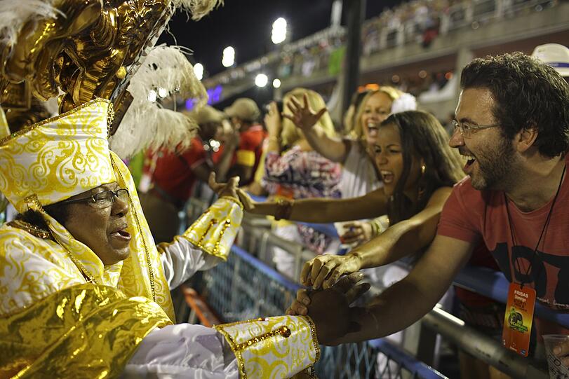 Nackte Haut, Samba und bunte Farben: Promis amüsieren sich in Rio. Mit dabei: Pamela Anderson, Gisele Bündchen, Fußball-Star Ronaldinho und Schauspieler Jude Law