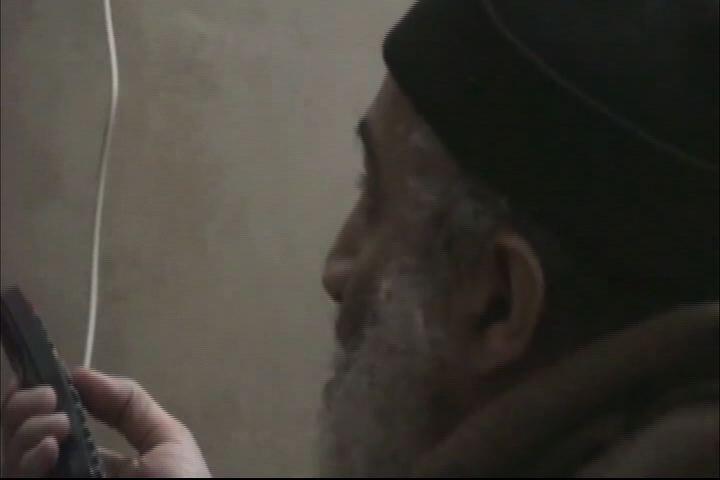 Die Szene aus einem vom Pentagon freigegebenen Video zeigt Osama bin Laden vor einem Fernseher mit einer Fernbedienung in der Hand.